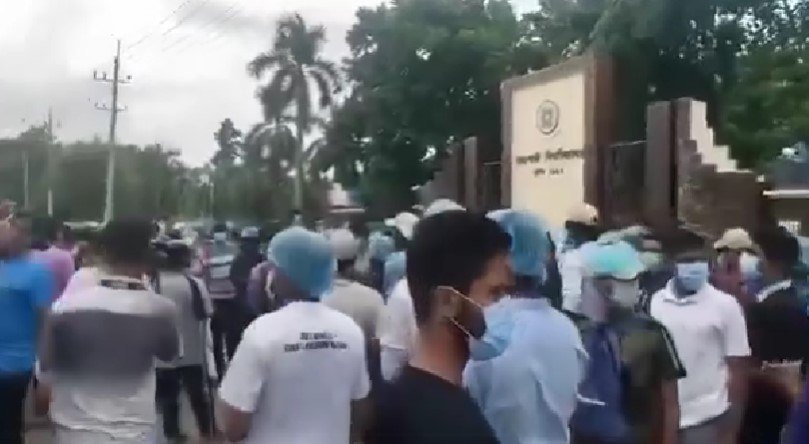 এই মুহুর্তে রাজশাহী বিশ্ববিদ্যালয় গেইট : শিক্ষার্থীদের শক্ত অবস্থান। আছে পুলিশও।