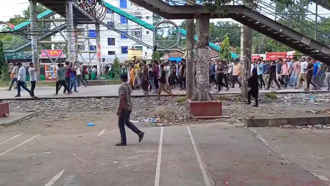 পুলিশি বাধা উপেক্ষা করে সিলেট শাবিপ্রবি গেটে সাধারণ শিক্ষার্থীদের বিক্ষোভ মিছিল।