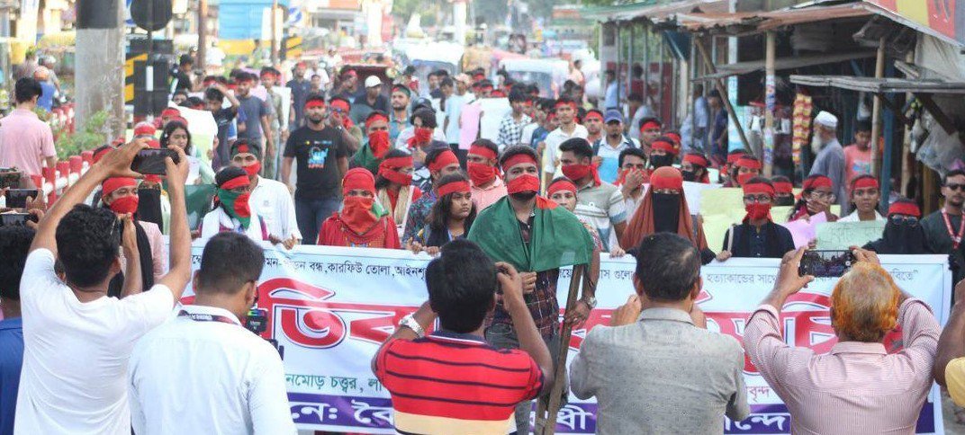 লালমনিরহাটের রাজপথ আজ ছিল প্রতিবাদী যুবকদের দখলে।