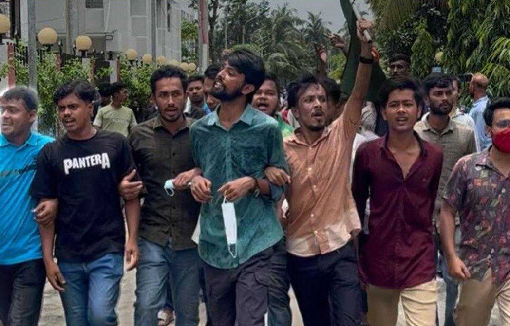কিশোরগঞ্জের রাজপথে নেমেছিল সাধারণ শিক্ষার্থীরা।