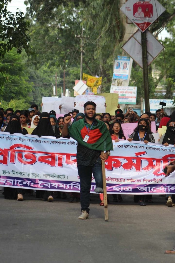 আজ বুধবার লালমনিরহাট জেলা জজ কোর্টের সামনে সড়ক অবরোধ করে ছাত্র-জনতার বিক্ষোভ।