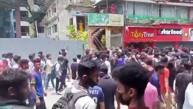বগুড়া জলেশ্বরী তলায় শিক্ষার্থীদের সড়ক অবরোধ করে বিক্ষোভ।