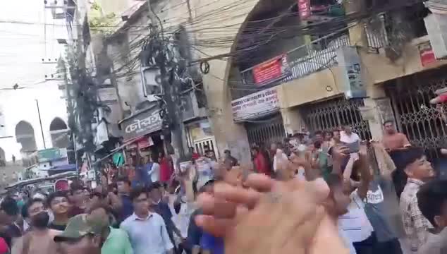বীর চট্টলার বিপ্লবী ছাত্র-জনতার ঢল নেমেছে চট্টগ্রামের রাজপথে।