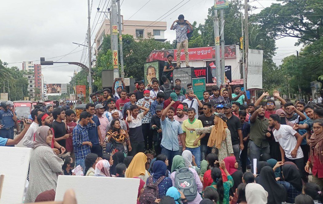 ময়মনসিংহে ‘রিমেমবারিং আওয়ার হিরোস’ কর্মসূচি পালন করছেন শিক্ষার্থীরা।