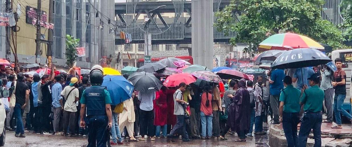শিক্ষার্থীদের সাথে সংহতি জানাতে ফার্মগেটে সমবেত হয়েছে শিল্পী সমাজ।