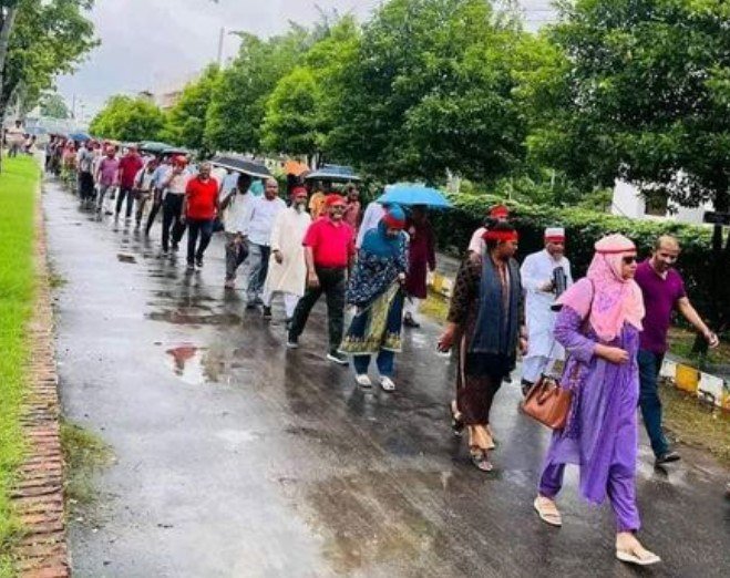 শিক্ষার্থীদের সাথে সংহতি প্রকাশ করে খুলনা বিশ্ববিদ্যালয়ের শিক্ষকরা রাজপথে।