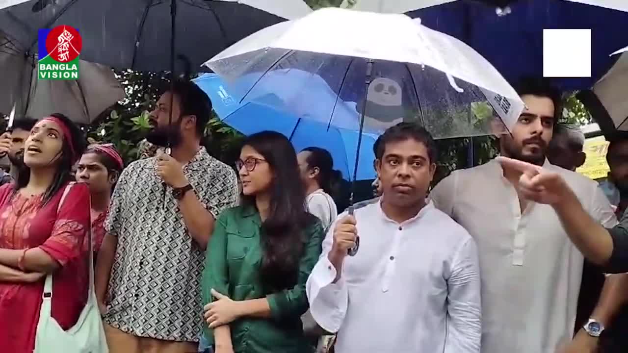 প্রতিদিন রাজপথে নেমে শিক্ষার্থীদের আন্দোলনে সংহতি জানাচ্ছেন নানান পেশার মানুষজন।