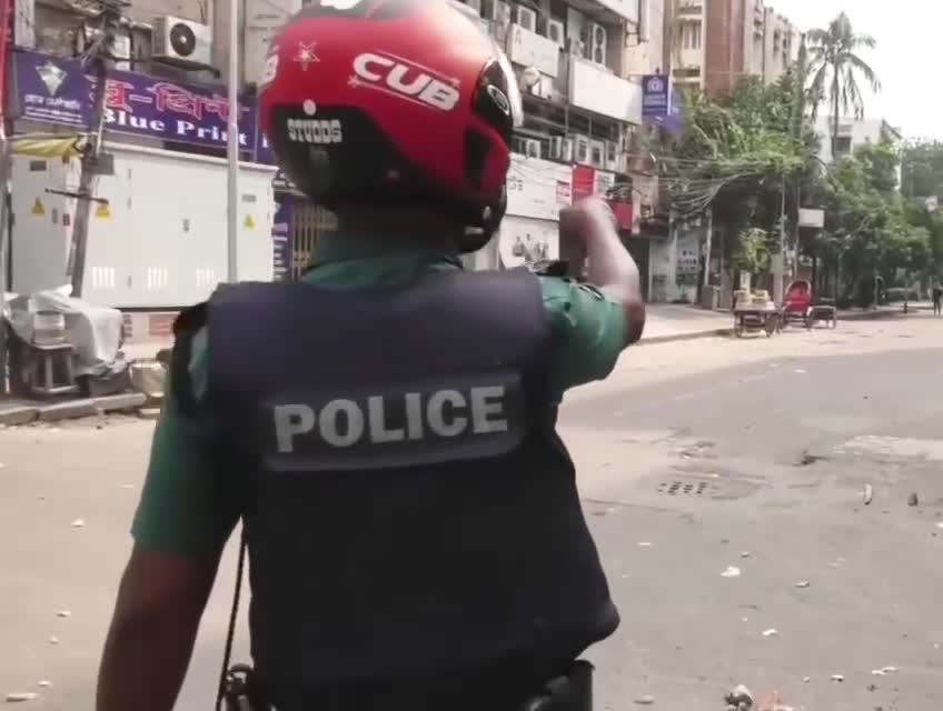 দেশ স্বাধীন হলে সব পুলিশকে পদত্যাগ করতে হবে। এরা সব জালিমের অন্ধ দাস।