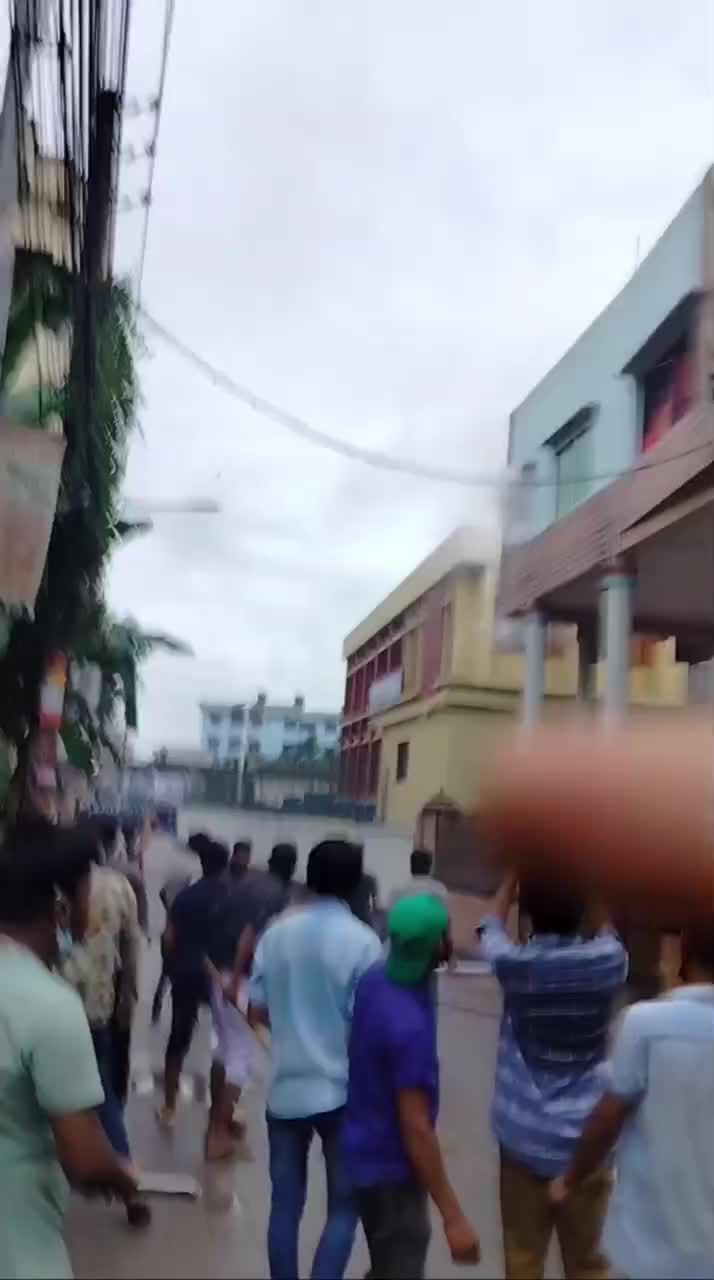 সাধারন পাব্লিকের বাসায় পুলিশ টিয়ারশেল নিক্ষেপ করেছে আন্দোলনের এক মূহূর্তে।