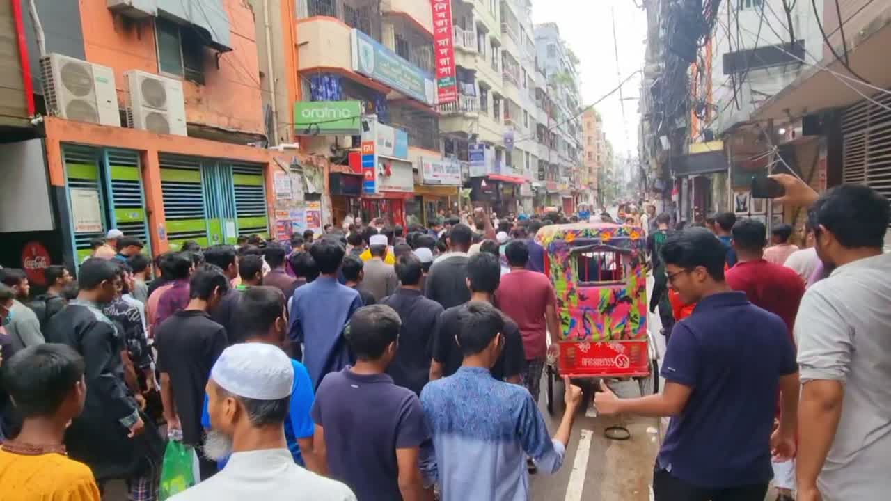 রাজধানীর রামপুরার বনশ্রীতে অলিতে-গলিতে আজ গণমিছিল করেছে সাধারণ শিক্ষার্থীরা।