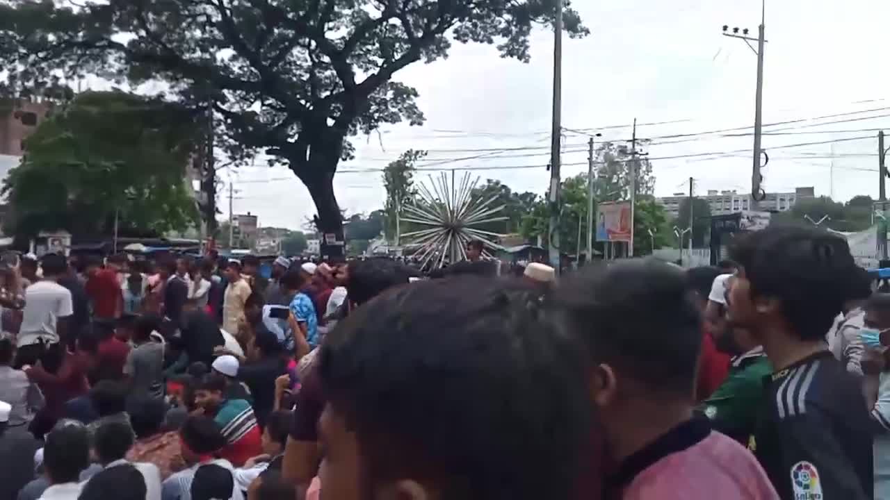 সিরাজগঞ্জ শহরে স্বৈরাচার বিরোধী অবস্থান কর্মসূচী পালন করছে ছাত্র-জনতা।