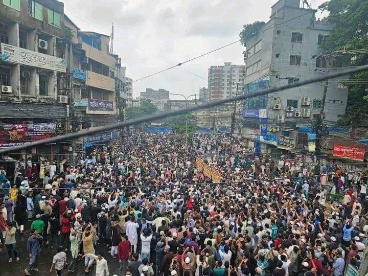 চট্টগ্রামের চলমান ছাত্র-জনতার বিক্ষোভের দৃশ্য।