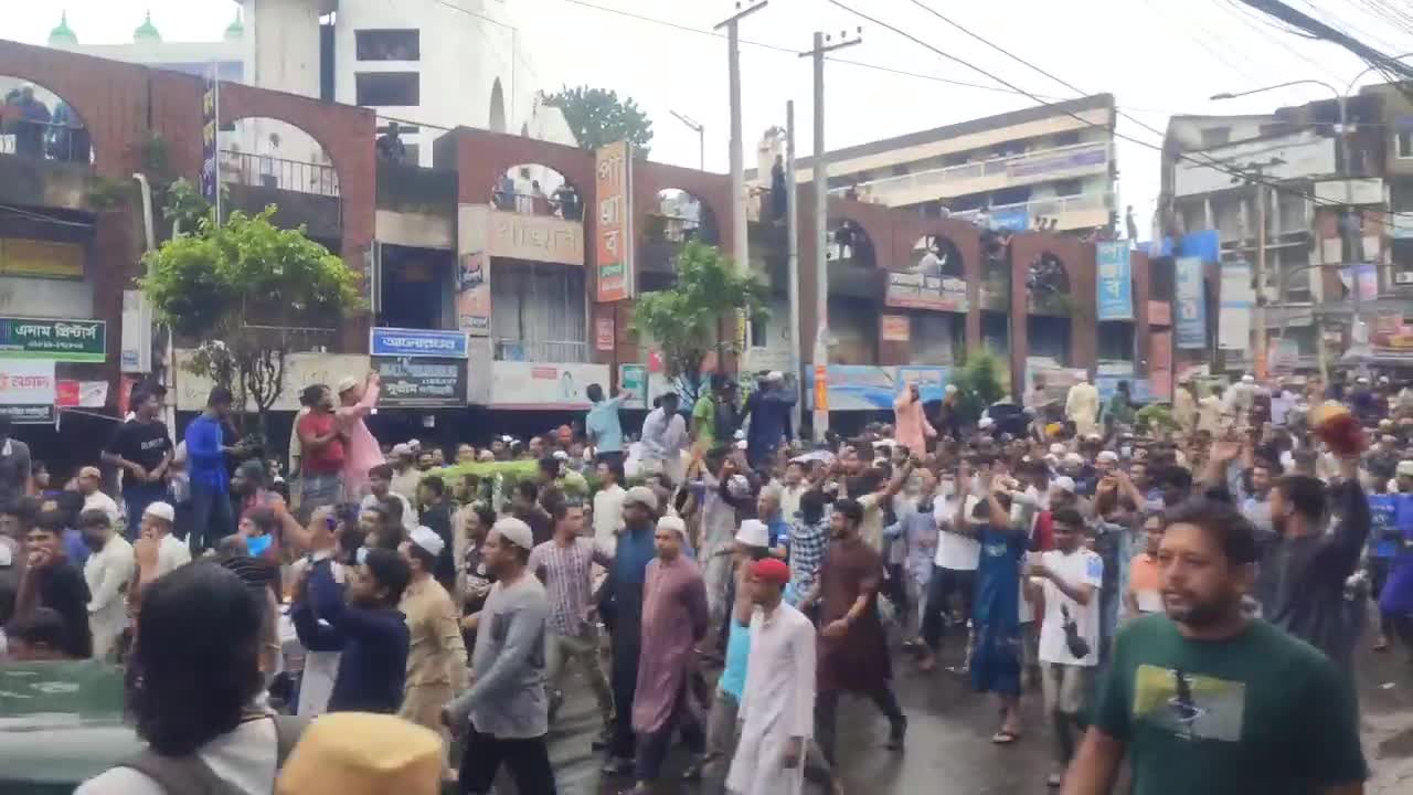 চট্টগ্রামের আন্দরকিল্লা শাহী জামে মসজিদ থেকে লাখো ছাত্র-জনতার গণমিছিল বের হয়েছে।