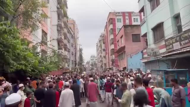 রাজধানীর খিলগাঁও ঈদগা জামে মসজিদের সামনে আন্দোলনকারীদের অবস্থান।