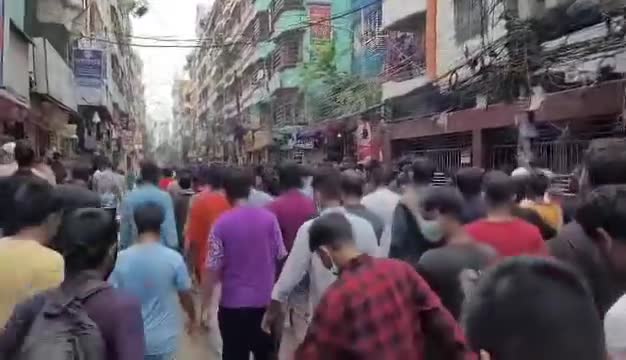 রাজধানীর প্রতি অলিতে-গলিতে চলছে স্বৈরাচার বিরোধী মিছিল।