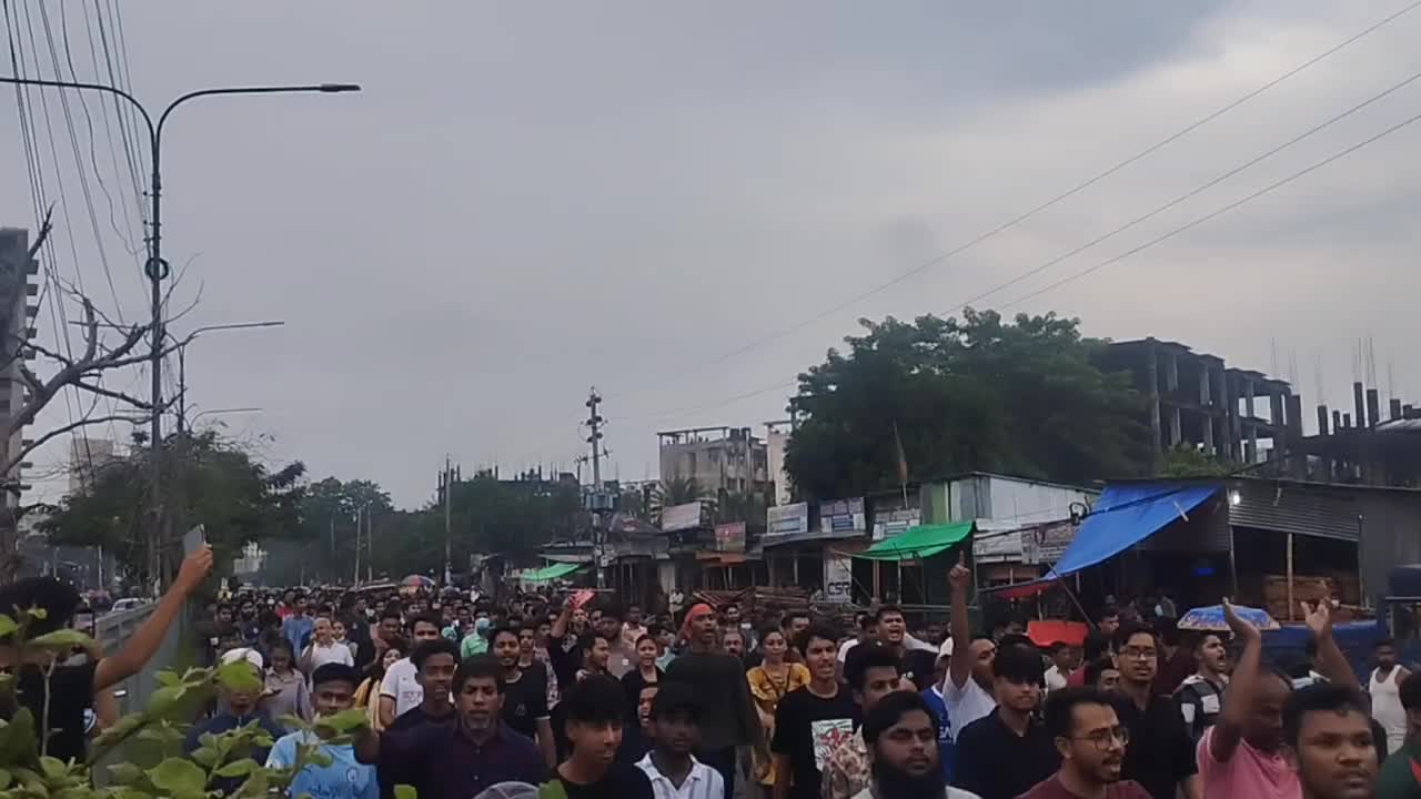 রাজধানীর ক্যান্টনমেন্ট এরিয়ার সব জনতা এখন রাজপথে।