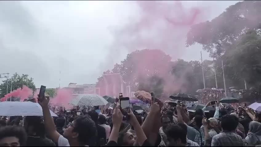 হাসিনার পতনের দাবিতে শহীদ মিনার এলাকা জনসমুদ্র।