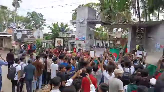 টাঙ্গাইলের সখিপুরের ছাত্র-জনতার বিক্ষোভ।