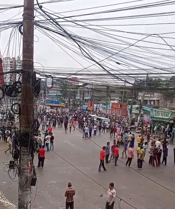 নারায়ণগঞ্জ শহরের প্রাণকেন্দ্র চাষাড়া ছাত্র-জনতার দখলে।