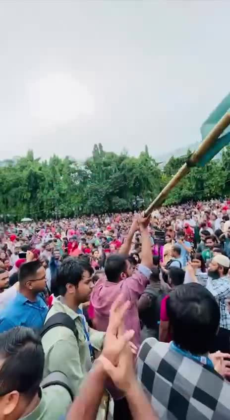 খুনি হাসিনার পতনের এক দফা দাবিতে রাজধানীর রবীন্দ্র সরোবরে জনতার অবস্থান।