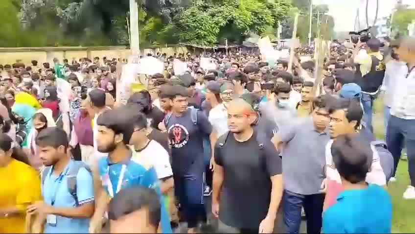 রাজশাহীজুড়ে রাজপথে শুধু ছাত্র-জনতা। সবার হাতেই বাশের লাঠি।