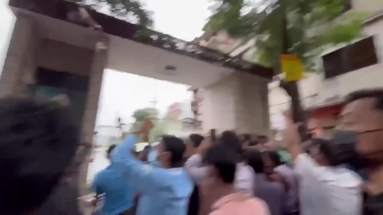 নরসিংদী স্টেডিয়ামে সেনাবাহিনীকে ঘেরাও করে রেখেছে ছাত্ররা।