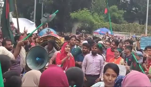 নিজের আইডিতে পোস্ট করতে পারছি না