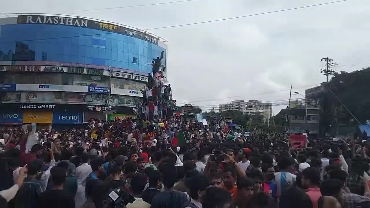 চট্টগ্রাম শহরের কেন্দ্রস্থল নিউ মার্কেট মোড় ছাত্র-জনতার দখলে।