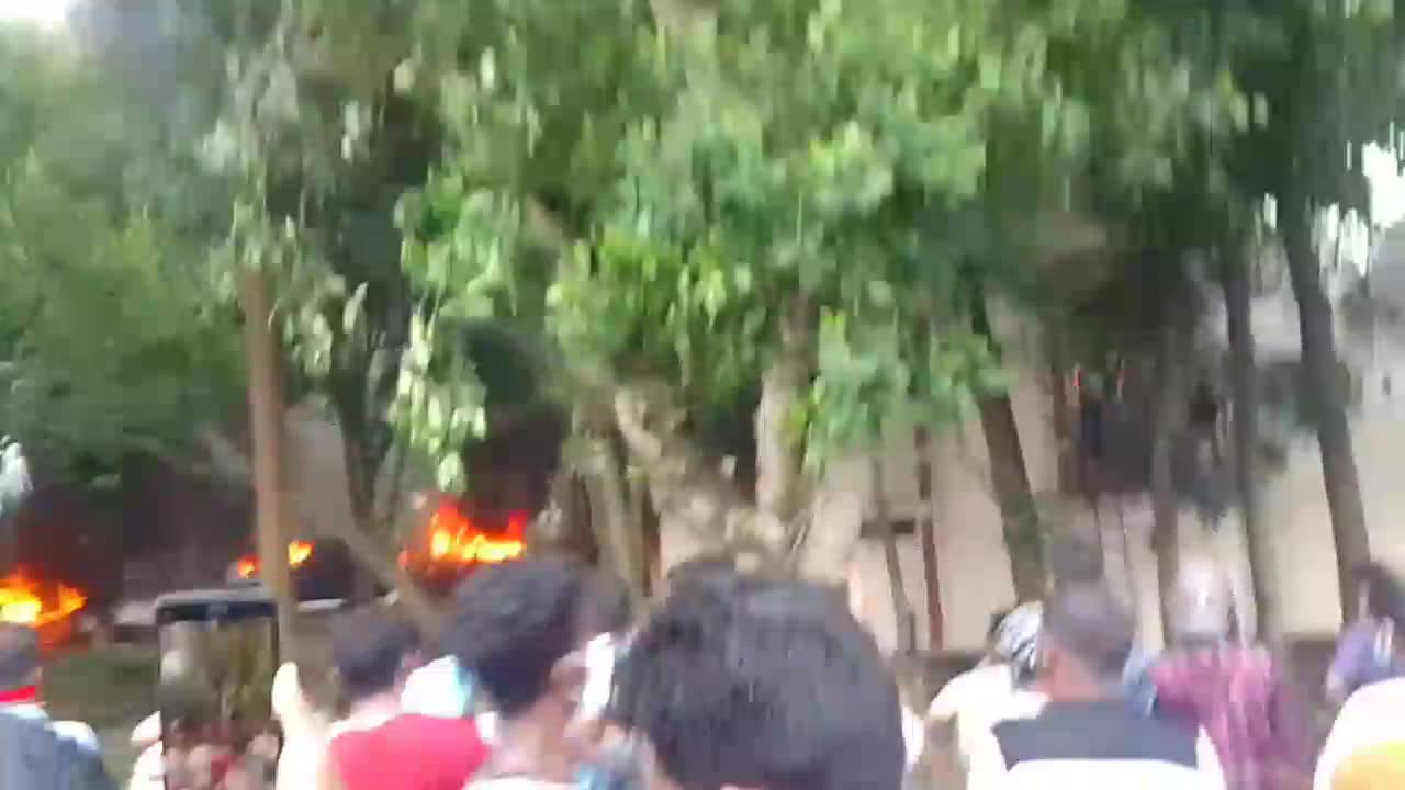 সিরাজগঞ্জের এনায়েতপুর থানা জ্বালিয়ে দেওয়া হয়েছে।