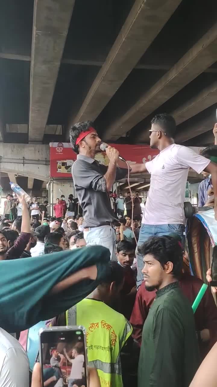 রাজপথেই আজান, রাজপথেই নামাজ।
