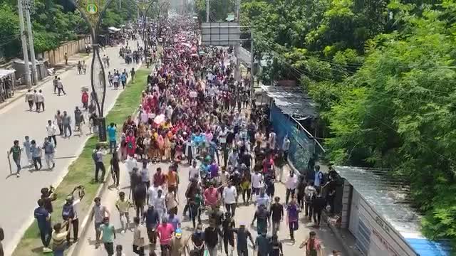 রাজশাহীর পুরো রাজপথে ছাত্র-জনতার গণজোয়ার।