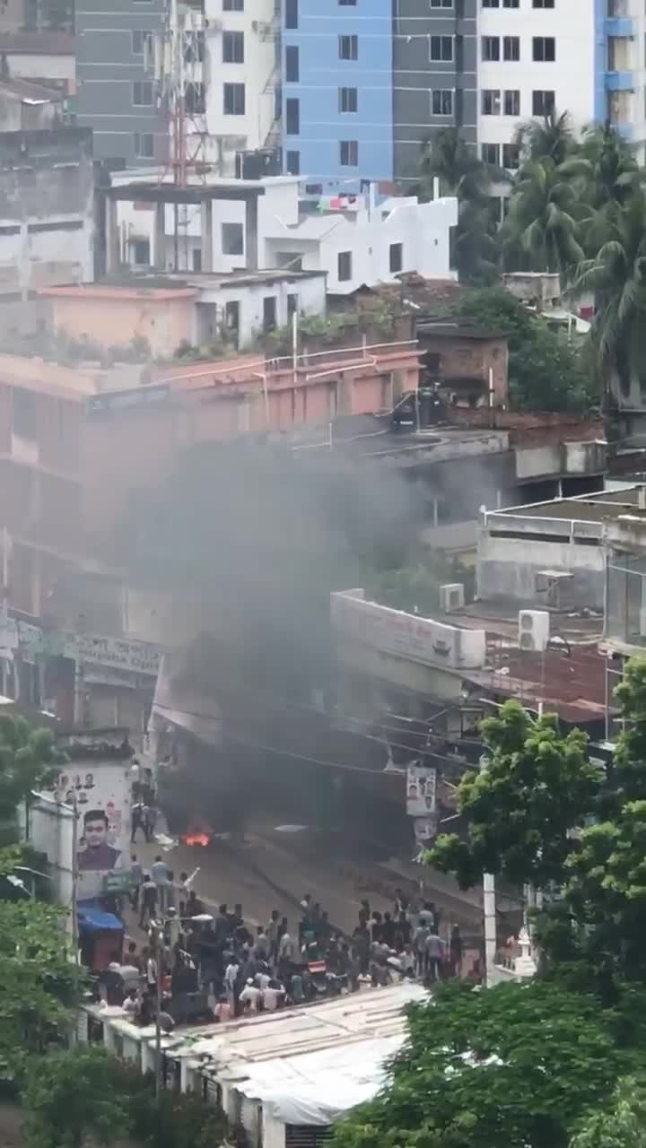 খুলনা মহানগর আওয়ামী লীগের কার্যালয় জয় বাংলা করে দেওয়া হয়েছে।