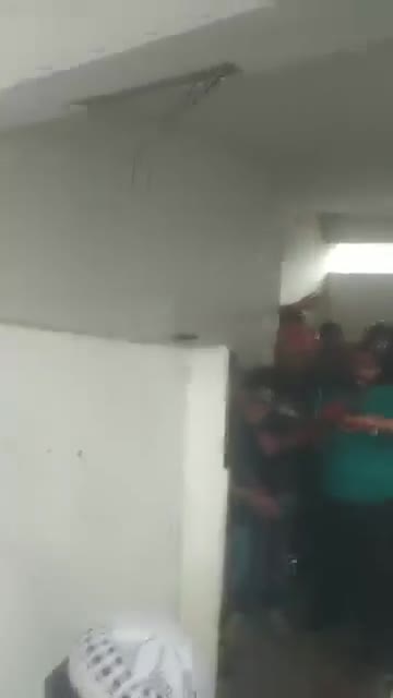 খুলনার আওয়ামী সন্ত্রাসী শেখ শাহজালাল হোসেন সুজনকে গণধোলাই দিয়েছে ছাত্রজনতা।
