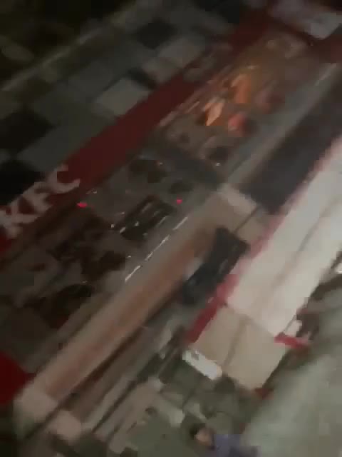 ছাত্র-জনতার উপর সশস্ত্র ছাত্রলীগ সন্ত্রাসী আক্রমণ করে কেএফসি তে আশ্রয় নিয়েছিল।
