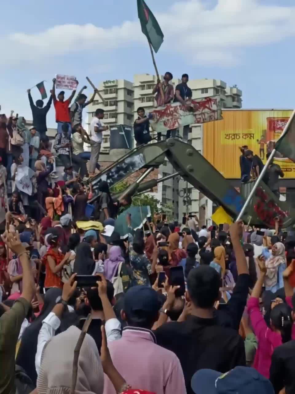 রাজধানীর ভাষাণটেকের সন্ত্রাসীলীগের অফিস ছাত্র-জনতার দখলে।