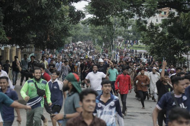 Bangladeshi-People-Celebrate-after-PM-fleeing