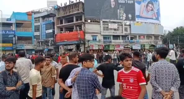 খুলনার শিববাড়িতে জড়ো হয়েছে শিক্ষার্থীরা