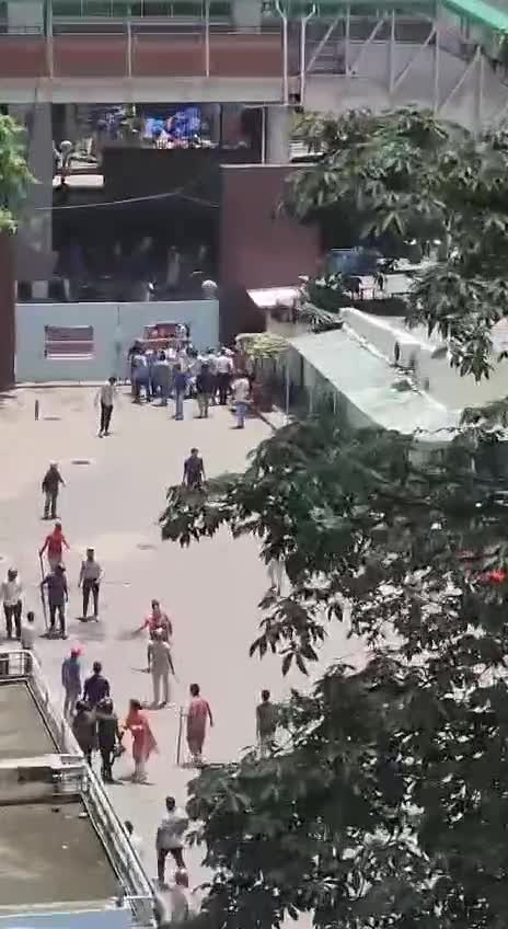 পিজিতে ছাত্রলীগ ধরে জয় বাংলা করে দিয়েছে ছাত্র জনতা!
