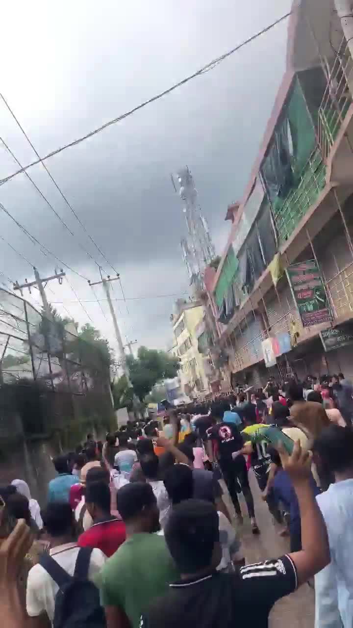 সর্বশেষ শ্রমিক ভাই বোন মাঠে নেমেছে ..লেগেছে রে লেগেছে রক্তে আগুন লেগেছে।