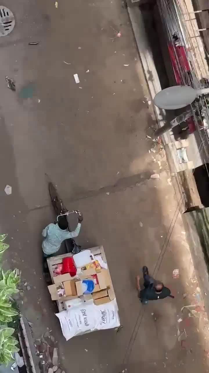 এই মাত্র কাজলা তে ছাত্রদের ধাওয়া খেয়ে গলিতে ছাত্রলিগ যুবলিগ। অস্র হাতে