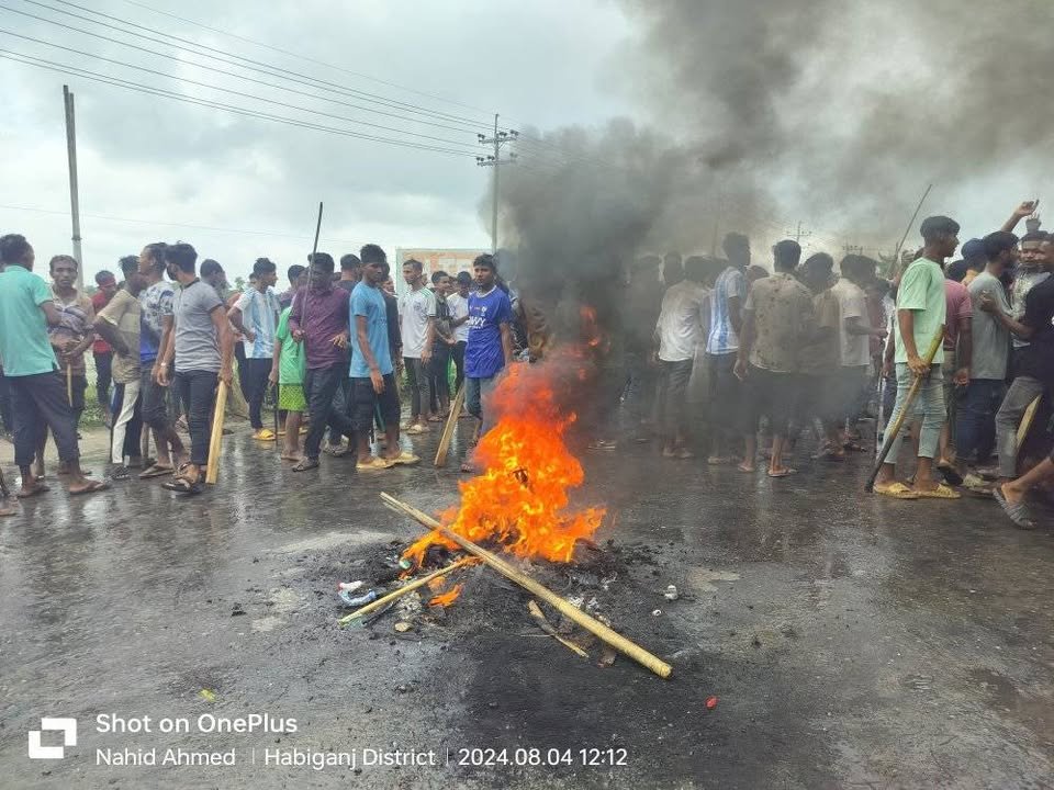 আমরা গ্রামবাসী সিলেট ঢাকা মহাসড়ক সকাল থেকে অবরুদ্ধ রেখেছি।