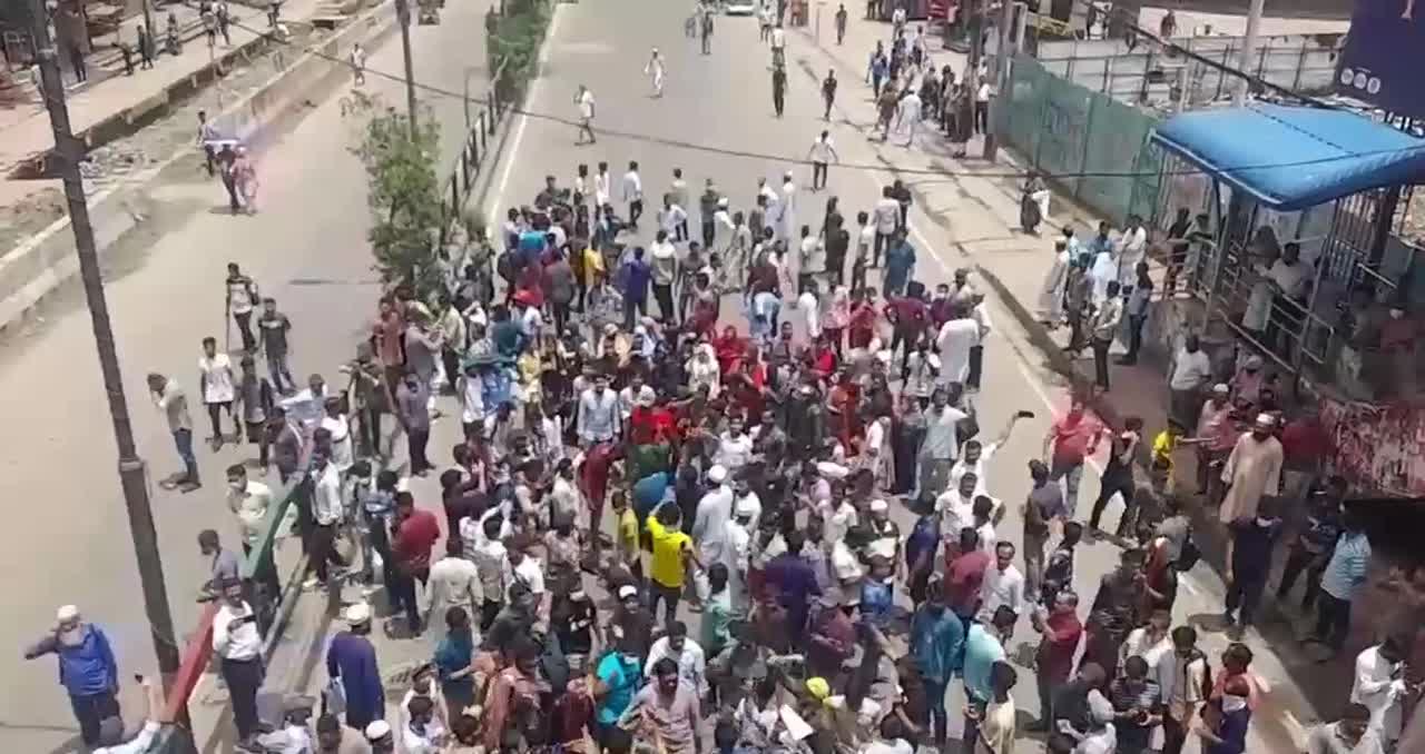 বসুন্ধরা এলাকায় ছাত্ররা জমায়েত হয়েছে