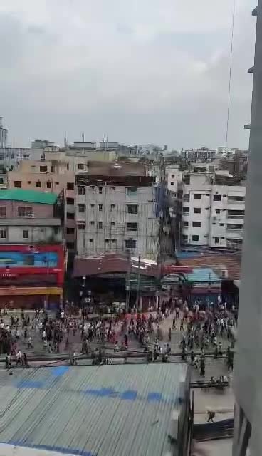রাজধানীর বাড্ডার রাজপথে লাখো জনতা।