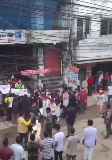 মায়ের কাছ থেকে ছিনিয়ে নিয়ে একজন শিক্ষার্থীর উপর হামলা করছে আওয়ামী সন্ত্রাসীরা।