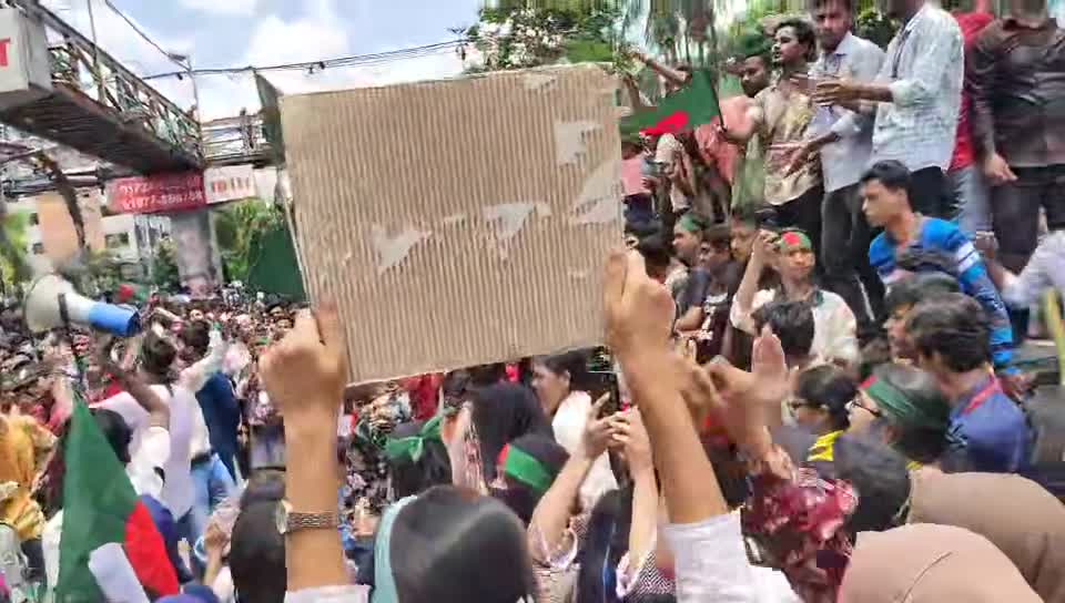 সায়েন্সল্যাব উত্তাল হয়ে ওঠেছে স্বৈরাচার বিরোধী মুক্তিকামী সেনাদের স্লোগানে।