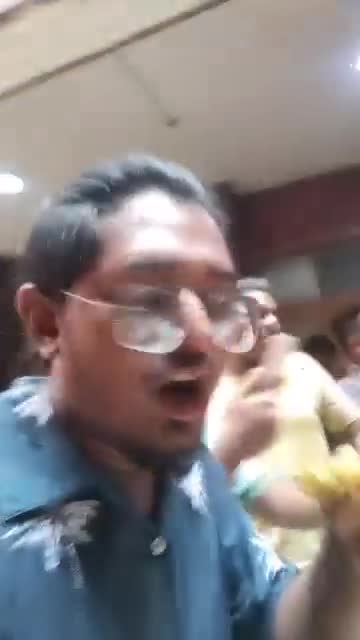 গণভবনে ছাত্র-জনতা দুপুরের খাবার সারছে। বুফে তে ব্যাপক খাওয়াদাওয়া চলছে দেখি!