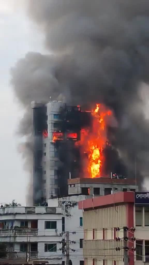 যশোর জাবের ইন্টারন্যাশনাল হোটেলে আগুন জ্বলছে। যদিও জানা যাচ্ছেনা এটা কেন হয়েছে।