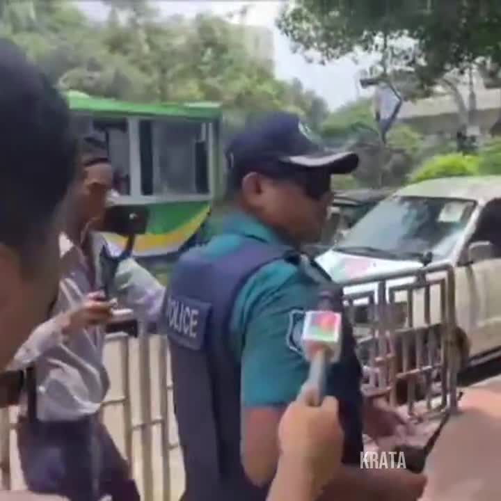 এই পুলিশ নামক দুর্বৃত্তদের জন্যই সারাদেশে আজ পুলিশরা এমন নির্মমভাবে মার খাচ্ছে।