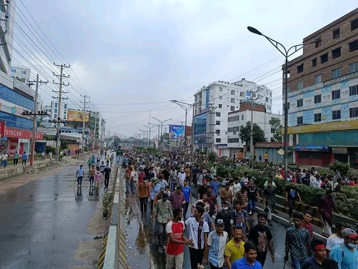 সাভার থেকে ঢাকামুখী পদযাত্রায় সহস্রাধিক ছাত্র-জনতার ঢল
