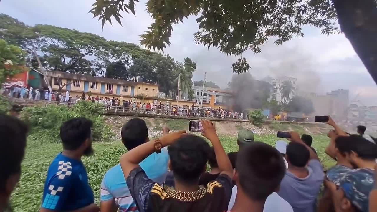 ব্রাহ্মণবাড়িয়া সদর মডেল থানায় আগুন। পুলিশ ভেতর থেকে আশ্রয় চাচ্ছে বারংবার!